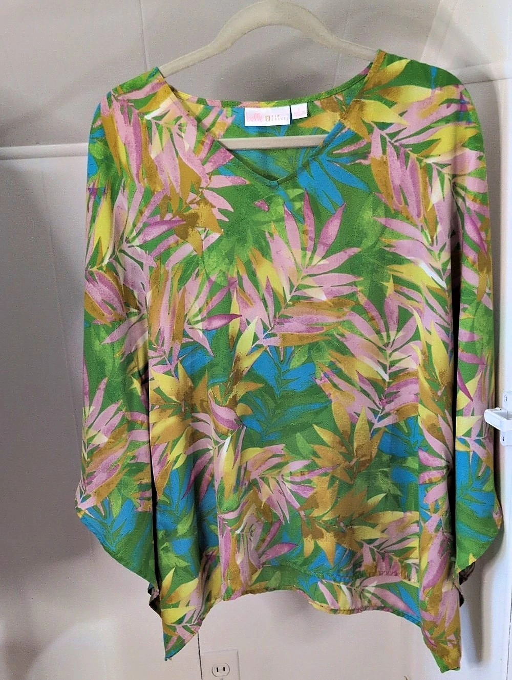 Belle by Gravelle Floral Blouse in Green & Pink Size Small